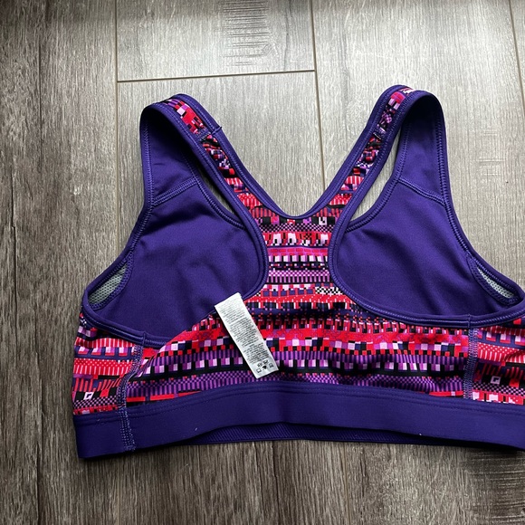 Nike Sports Bra and Shorts - Picture 4 of 6